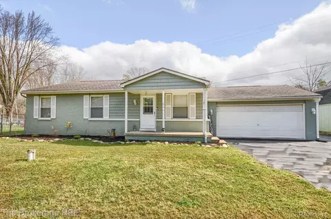 6511 Brookview Dr, Grand Blanc, MI 48439