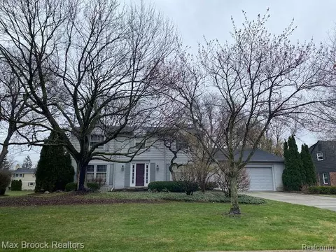 32206 Cross Bow St, Beverly Hills, MI 48025