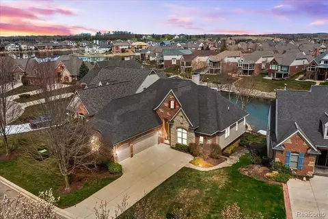 10745 Cliffview Dr, Green Oak, MI 48178