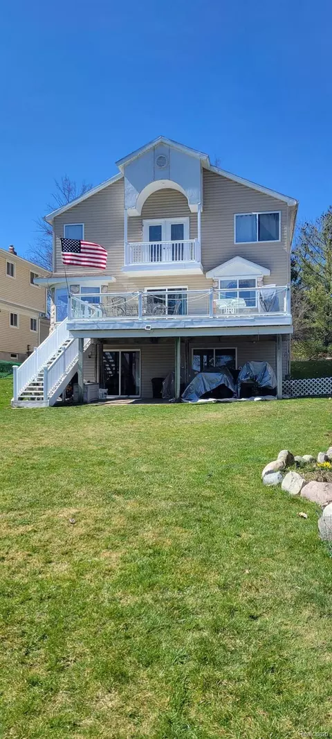 3826 Maiden St, Waterford, MI 48329