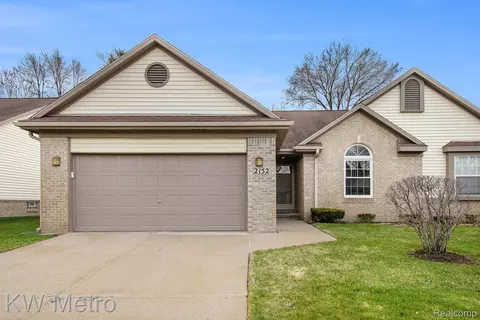 2152 Pleasant Dr, Commerce, MI 48390