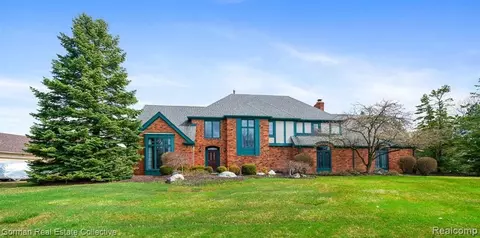 4600 White Oaks Dr, Troy, MI 48098