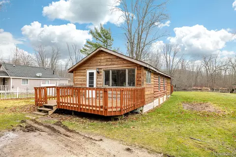 5865 Woodbine Ave, Pinckney, MI 48169