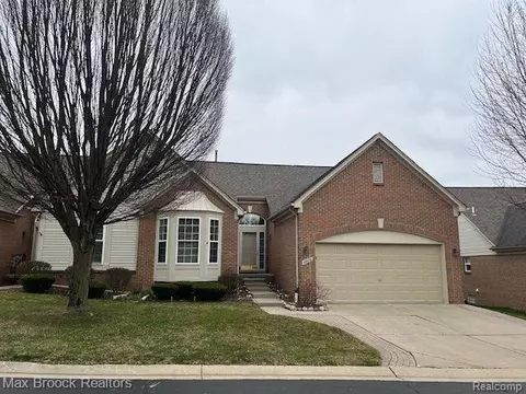 1000 Churchill Cir, Rochester, MI 48307