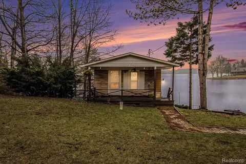 15328 Woodward Dr, Argentine, MI 48418