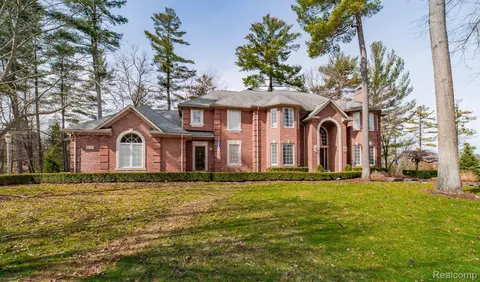 1600 Chieftan Cir, Oxford, MI 48371