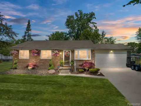 30276 Elmwood St, Garden City, MI 48135