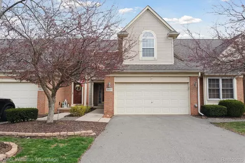 5437 Elmhurst Dr #62, Trenton, MI 48183