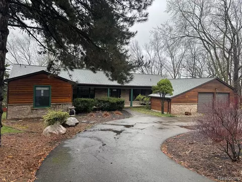 342 Pinnacle Ct, Lake Orion, MI 48360