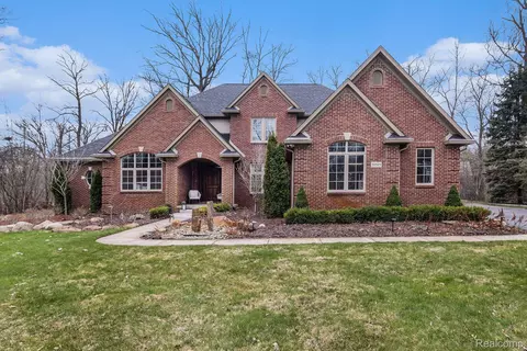 30525 Helmandale Dr, Franklin, MI 48025