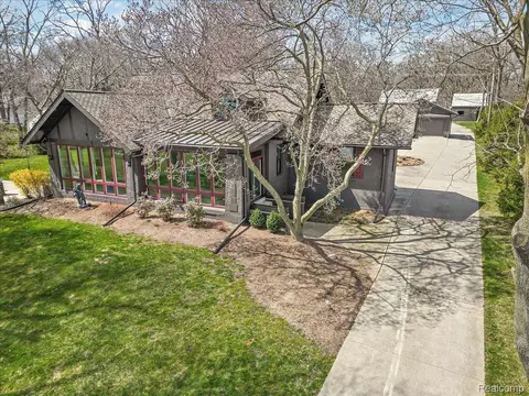 22664 E River Rd, Grosse Ile, MI 48138
