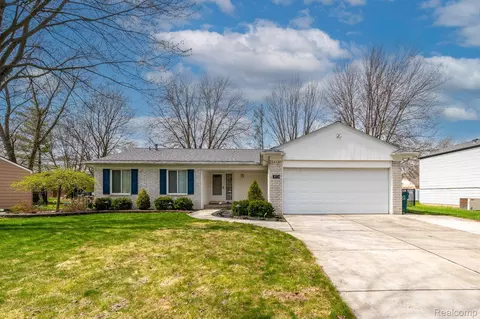 3773 Anvil Dr, Troy, MI 48083