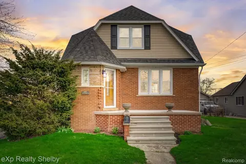 22393 Maple St, Saint Clair Shores, MI 48081
