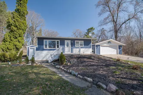 7522 Pontiac Lake Rd, Waterford, MI 48327