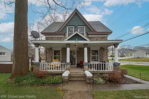 653 Hickory St, Milford, MI 48381