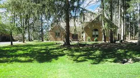 33 Great Pines Dr, Oxford, MI 48371