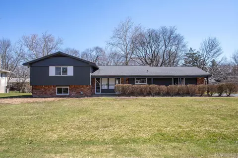 6701 Spruce Dr, Bloomfield Hills, MI 48301