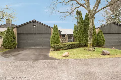 4267 Wabeek Lake Dr S, Bloomfield Hills, MI 48302