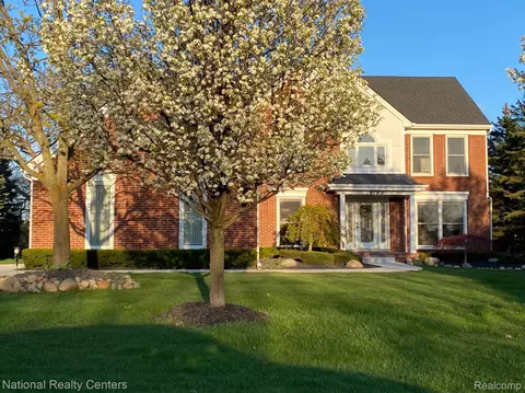 4199 Oak Tree Cir, Oakland, MI 48306