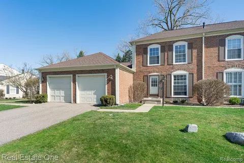 1140 Kings Cove Dr, Rochester Hills, MI 48306