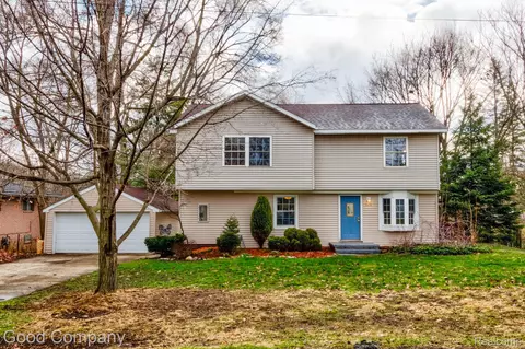 2272 Dexter Rd, Auburn Hills, MI 48326