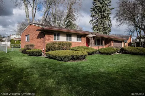 15363 Golfview St, Livonia, MI 48154