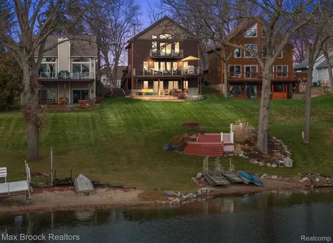 3265 Mccormick Dr, Waterford, MI 48328