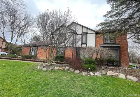 6057 Orchard Ridge Crt Ct, West Bloomfield, MI 48322