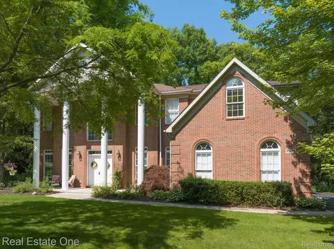 7971 River Run Dr, Brighton, MI 48116