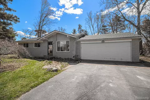 505 Penny Lake Rd, Wolverine Lake, MI 48390