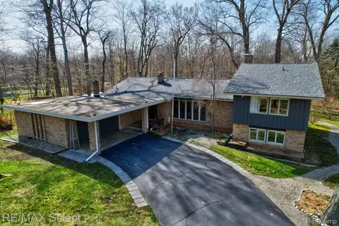 2151 Crestline Dr, Burton, MI 48509