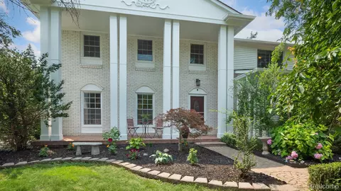 6395 Park View Dr, Troy, MI 48098