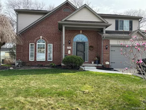 27763 Western Golf Dr, Livonia, MI 48154