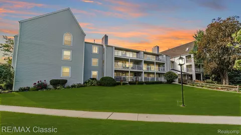 3559 Port Cove Dr #7, Waterford, MI 48328
