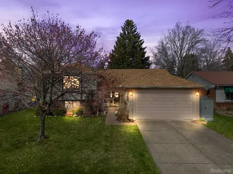 17491 Bunkerhill Dr, Macomb, MI 48044