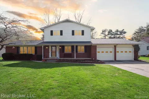 1415 Meadow Green Ln, Linden, MI 48451