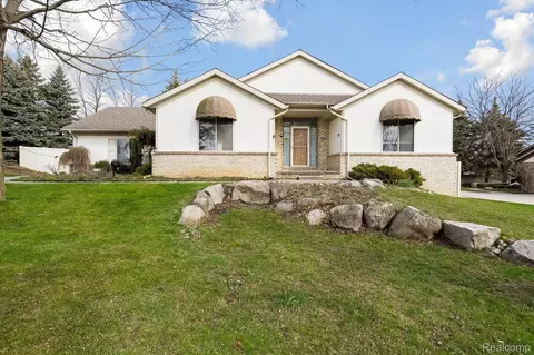 968 Cricket Cove Dr, Troy, MI 48084