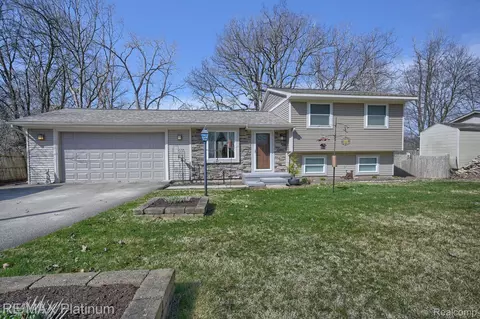 5969 N Bay, Springfield, MI 48346