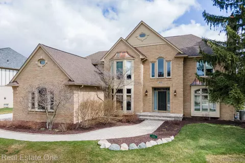 5622 Springbrook Dr, Troy, MI 48098