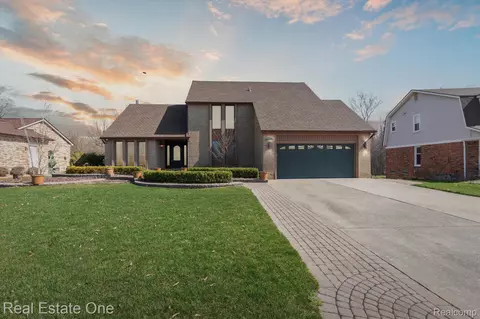 20146 Pollyanna Dr, Livonia, MI 48152