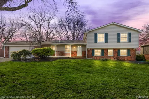28605 Kendallwood Dr, Farmington Hills, MI 48334