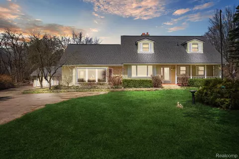 3130 Bel Aire Dr, Highland, MI 48357