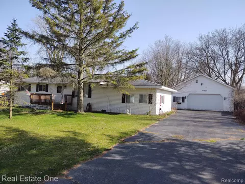 6701 Doyon Dr S, Waterford, MI 48327
