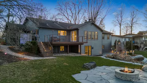 8020 Ore Knob Dr, Tyrone, MI 48430
