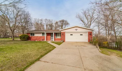 1315 Cardigan Dr, Oxford, MI 48371