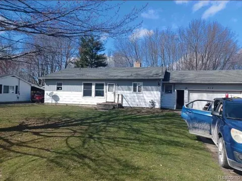 916 Bentley St, Chesaning, MI 48616