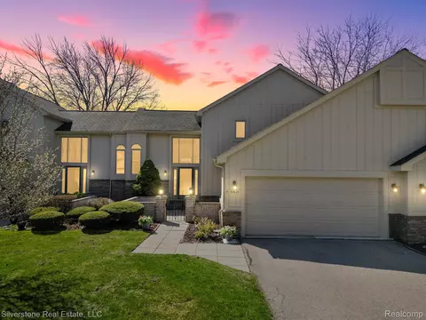 37620 N Laurel Park Dr, Livonia, MI 48152