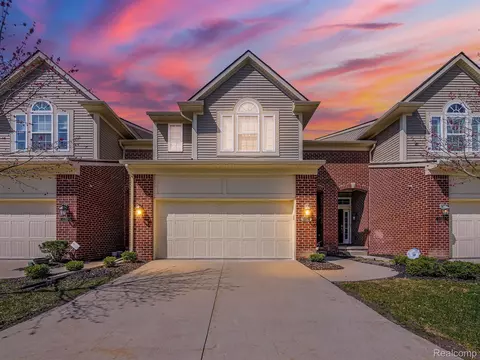 6574 Berry Creek Ln, West Bloomfield, MI 48322