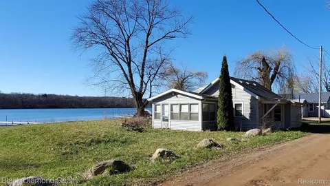 3701 Lakeshore Dr, Grass Lake, MI 49240