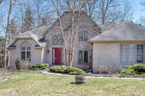 55810 Woodridge Dr, Shelby Township, MI 48316